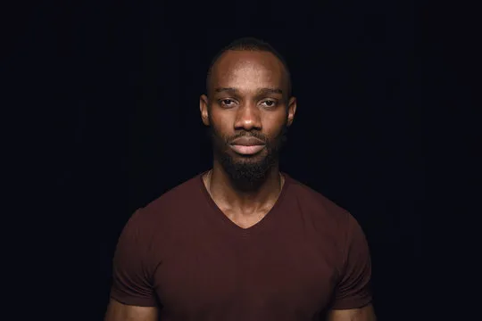 观赛与数据分析人物示意图